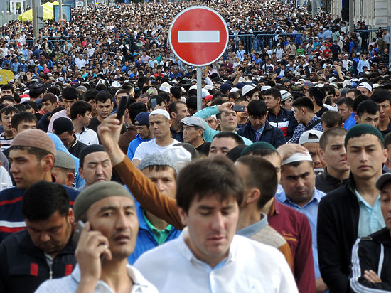 Корреспондент «МК» вместе с 200 тысячами мусульман помолился возле Соборной мечети
