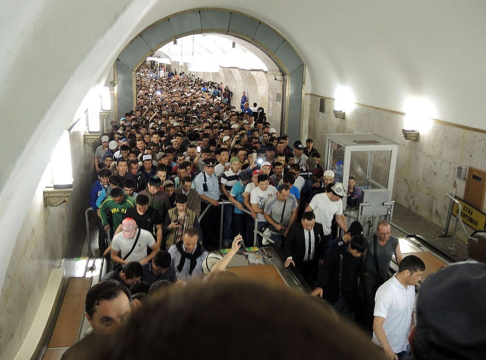 Тысячи мусульман собрались в Москве отметить праздник Ураза-байрам