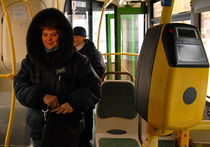 Новыми подробностями обрастает скандал вокруг синих маршруток, дополнивших во многих районах Москвы привычные автобусы: горожане жалуются, что там не принимают социальные карты