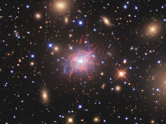 На них можно увидеть далекую галактику NGC 1275