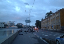 На две половины разорвало «Мерседес», который в ночь на пятницу в центре Москвы на огромной скорости выехал на встречку и протаранил уличный фонарь