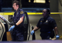 Полиция Далласа, где разыгралась жуткая трагедия, унесшая жизни пяти полицейских (еще семеро стражей порядка и двое гражданских были ранены) сообщила об уничтожении одного из стрелявших по копам