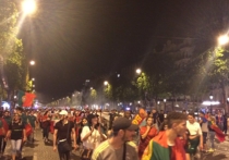 Массовые беспорядки вспыхнули в столице Франции после окончания финального матча ЕВРО-2016, в котором хозяева Чемпионата боролись со сборной Португалии за кубок ЧЕ 2016 года