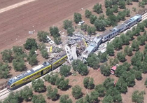 На юге Италии между городами Бари и Барлетта лоб в лоб столкнулись региональные пассажирские поезда