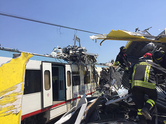 Как минимум 12 человек погибли в столкновении двух поездов
