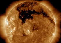 Специалисты из американского аэрокосмического агентства NASA заявили, что на Солнце ими зафиксирована корональная дыра, занимающая шестую часть всей поверхности светила