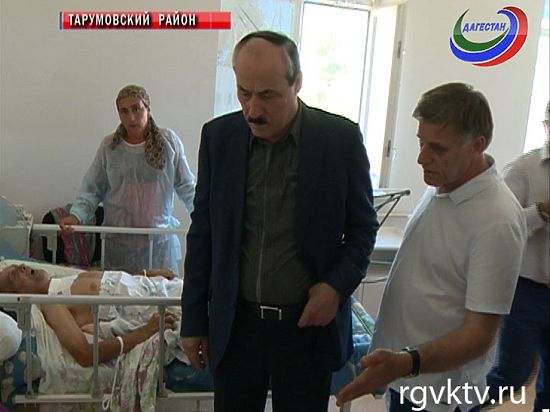 Рамазан Абдулатипов посетил Тарумовскую районную больницу, куда доставили пострадавших в результате автоаварии 