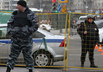 Поисками вооруженного бандита, ранившего в голень сотрудника ППС Георгия Михайлова в среду на Ленинградском проспекте, заняты московские полицейские и их кировские коллеги