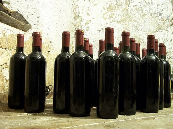 Тысячи бутылок с элитным вином угодили в автоаварию