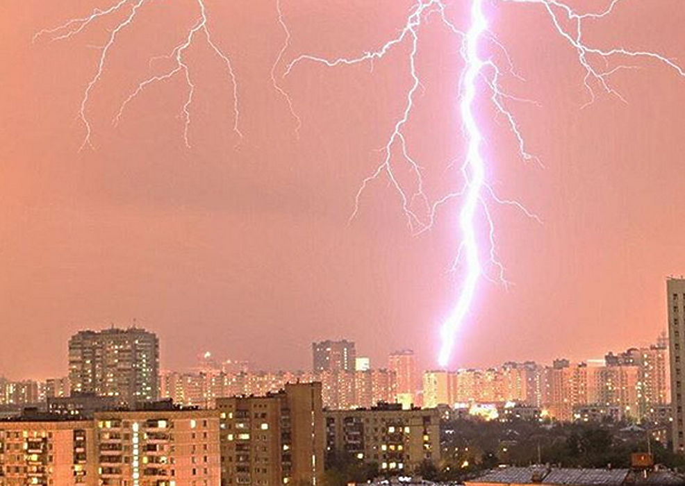 Мощнейшая гроза в Москве попала в объективы фотокамер 