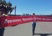 Сегодня, 15 июля, в Иркутске возле памятника Александру III состоялся митинг инициативной группы молодых людей, которые выступили против передачи в частные руки, а именно холдингу «Новапорт», акций ОАО «Международный аэропорт Иркутск» без проведения конкурса