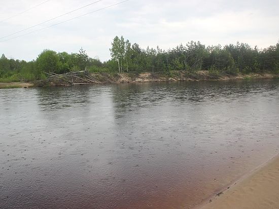 Чиновники, силовики и эксперты предполагают, что мобильники просто вышли из строя из-за воды, и призывают не поднимать панику раньше времени