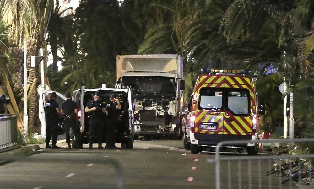 Фотогалерея теракта в Ницце: грузовик протаранил толпу, почти сотня погибших