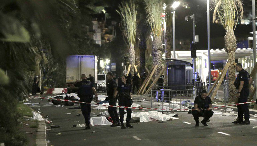 Фотогалерея теракта в Ницце: грузовик протаранил толпу, почти сотня погибших