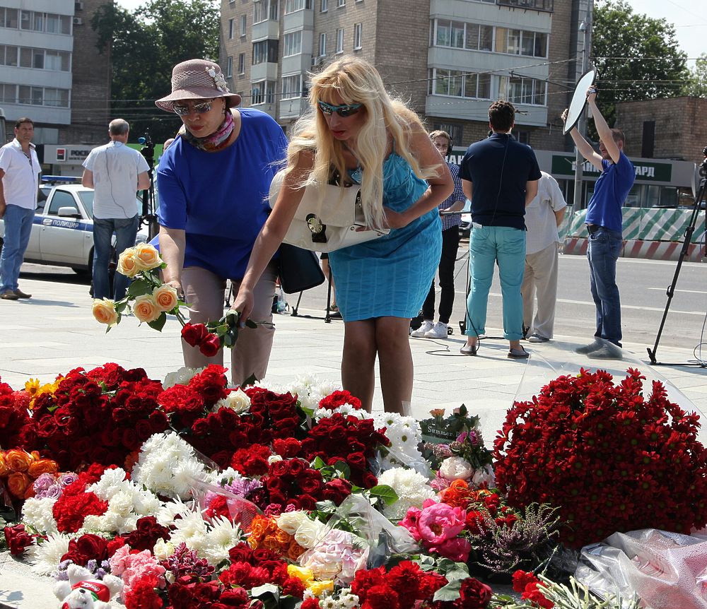 Москвичи несут цветы к посольству Франции после теракта в Ницце