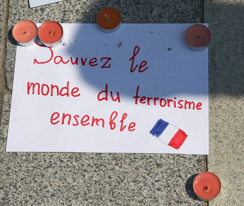 Москвичи несут цветы к посольству Франции после теракта в Ницце