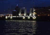 Крейсер «Аврора» вернулся к месту вечной стоянки у Петровской набережной в Петербурге