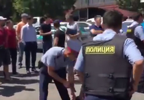 В понедельник волна насилия докатилась до Казахстана