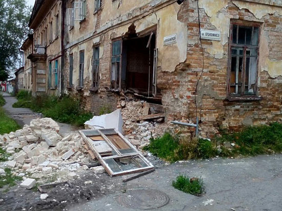 Старый дом обрушился в Ирбите. Власти города знали о возможном ЧП, но откладывали ремонт