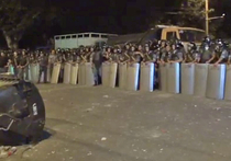 В ночь на 21 июля напряжение возле захваченного полка ППС на окраине Еревана вылилось в масштабные столкновения 3 тысяч демонстрантов с пятью шеренгами полицейских