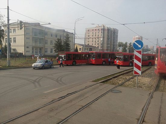 В Казани столкнулись сразу три автобуса