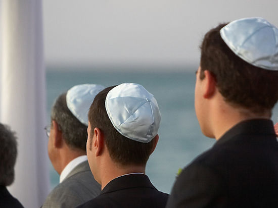 «Если ты еврей,  где твоя ермолка?»