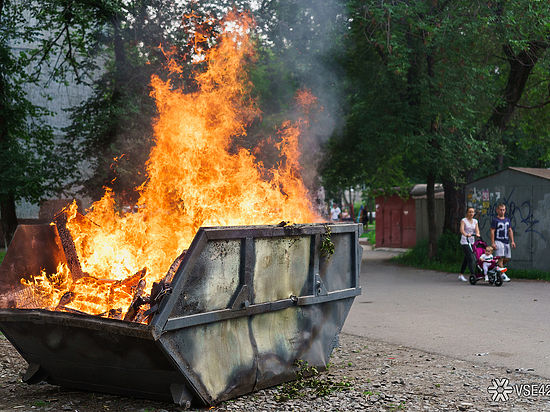 В Кемерове загорелся мусорный бак 