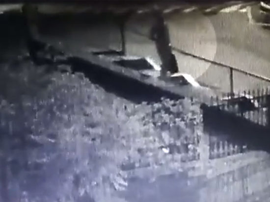 Запись камер наблюдения публикует украинский портал «Обозреватель»
