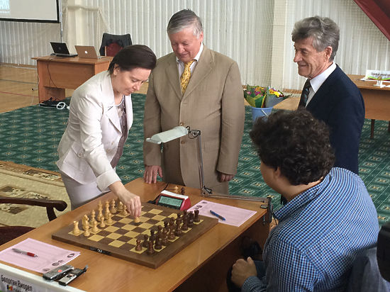 Наталья Комарова и Анатолий Карпов открыли Международный шахматный турнир