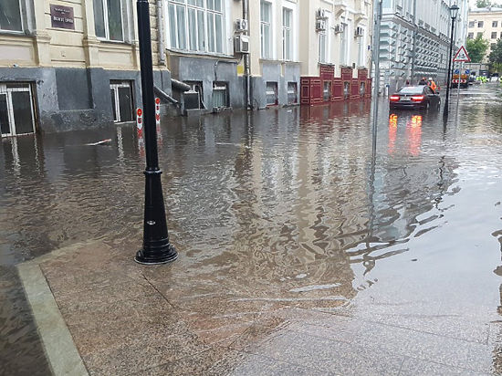 Ливневая канализация столицы по-прежнему пасует перед сильными дождями