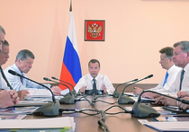 Дмитрий Медведев констатировал, что ситуация с дорогами в Крыму за последние десятилетия стала «аховой»