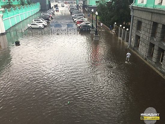 Площадь перед вокзалом "Новосибирск - Главный" ушла под воду 