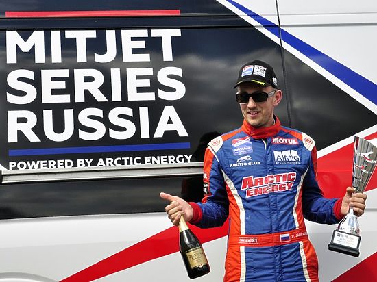 Победителей московских автогонок наградили кубками и крымским вином 