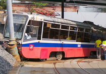Недоработка рабочих при ремонте эстакады стала, возможно, причиной схода с рельс трамвая маршрута №34 на шоссе Энтузиастов, который затем врезался в фонарный столб