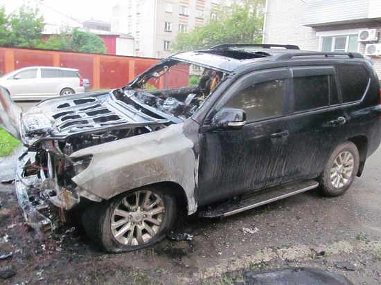 Полиция выясняет, от чего в Горно-Алтайске сгорел «Land Cruiser»