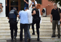Суд в Греции признал восьмерых турецких военных виновными в незаконном въезде в страну, сообщил сайт "Прото тема"