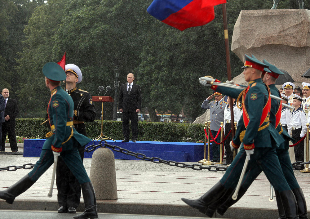 Путин принял участие в параде в честь дня ВМФ