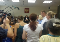 Люблинский районный суд Москвы в понедельник рассмотрел вопрос о замене условного срока по делу «Ив Роше» на реальный Алексею Навальному — и оставил его на свободе