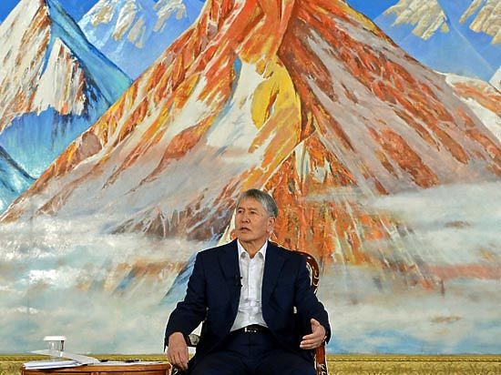 Президент на пресс-конференции остался недоволен политическими решениями руководства России , США и Турции за последнее время, касающиеся Киргизии, и резко высказался о них