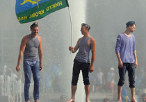 День ВДВ в Москве по традиции отметили массовыми гуляньями и заплывом в фонтанах