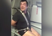 Мужчина устроил дебош в самолете, который летел из Южно-Сахалинска в Москву