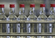 В Усть-Куте полицейские на складах одной из промышленных баз изъяли из незаконного оборота более 25 контейнеров спиртосодержащей продукции общим объемом около 300 тонн, из которых свыше 120 тысяч литров были разлиты в стеклянные бутылки, маркированные поддельными акцизами