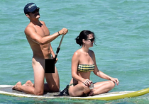 В интернете появились фотографии обнаженного британского актера Орландо Блума, отдыхающего на итальянском острове Сардиния вместе со своей подругой певицей Кэти Перри