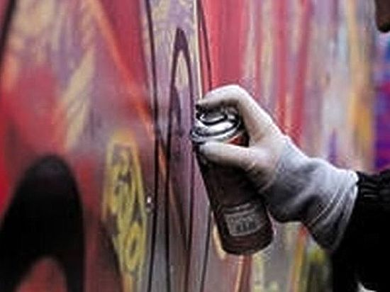 Граффити на сером граните набережной рискует обернуться скандалом