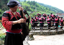 Китайское издание «Жэньминь жибао» опубликовало фоторепортаж о деревне Хуанлуояочжай, где живут женщины с самыми длинными волосами