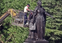 До открытия воссозданного памятника российской императрице в Симферополе остаются считанные дни



