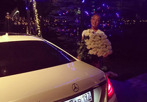 Анастасия Волочкова опубликовала на своей страничке в соцсети фото рядом с багажником кремового Mercedes-Maybach с «красивыми номерами»