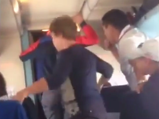 Люди потребовали остановить самолет и вернулись в аэропорт