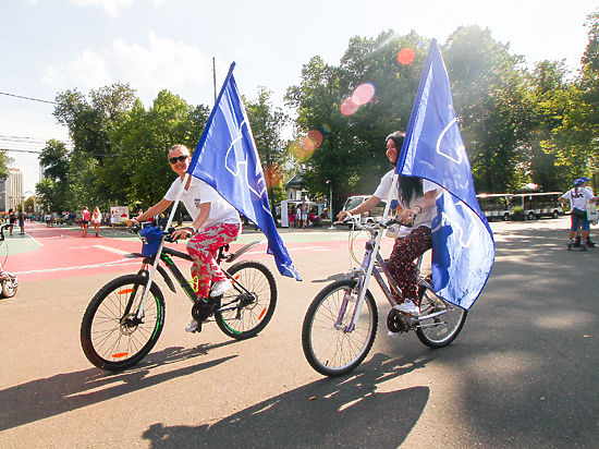 Активисты «Единой России» пересели на велосипеды и самокаты
