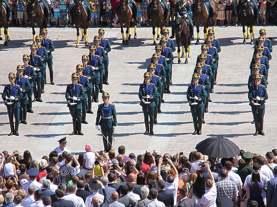 В центре Орла был представлен Церемониальный развод конных и пеших караулов роты специального караула Кавалерийского почетного эскорта Президентского полка